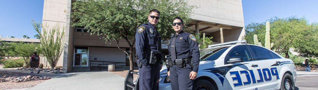 2名警员驾驶PCC警车